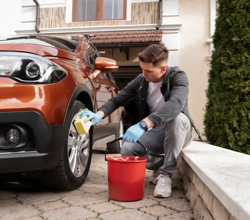 Lavage auto à domicile Marsaz : professionnel intervenant sur un véhicule